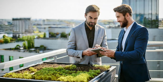 SGM-Experten besprechen individuelle Planungen für die begrünung eines Daches und die idealen Pflanzen für den Standort.