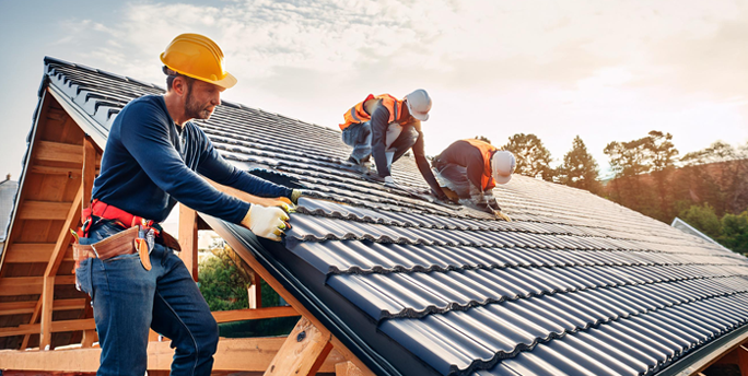 SGM-Dachdeckerteam bei der effizienter Verlegung von Dachmaterialien, um Projekte termingerecht abzuschließen.