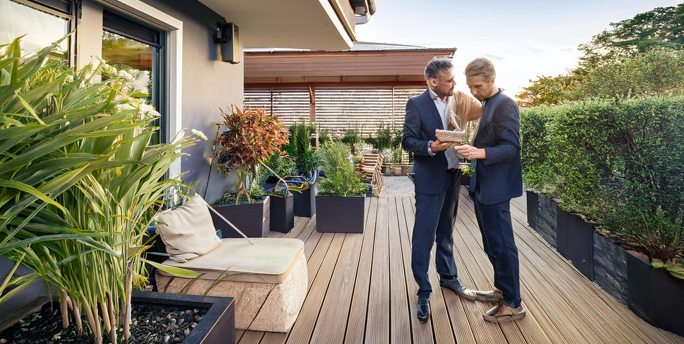 SGM-Team gestaltet eine stilvolle Terrasse mit Sitzbereichen und Wegen, die einladende Außenräume schaffen.