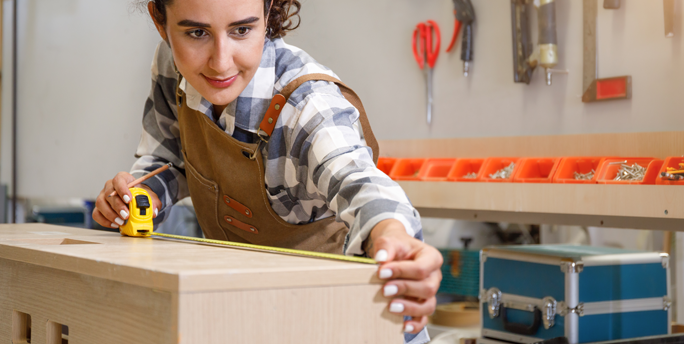 Individuelle Möbelstücke aus Holz, die von SGM-Schreinern entworfen und gefertigt wurden, erfreuen das Auge.