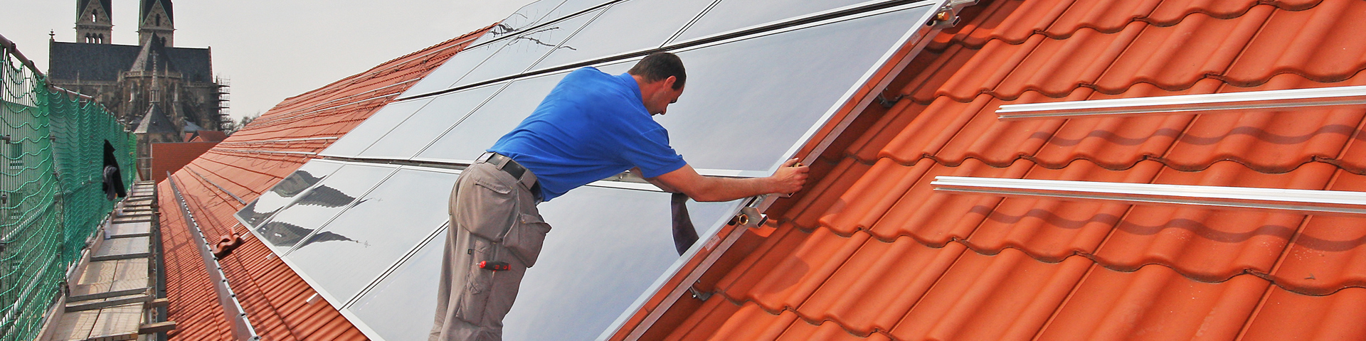 SGM-Experten installieren eine moderne Solaranlage auf dem Dach eines Einfamilienhauses, um nachhaltige Energie zu fördern.