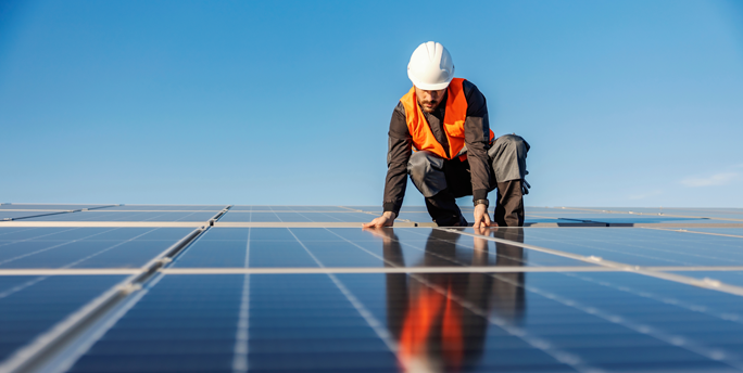 Hochwertige Solarmodule vor der Installation auf einem Dach, bereit für die Montage.