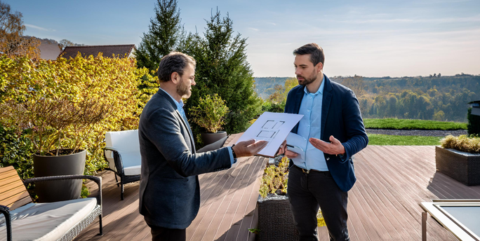 SGM-Mitarbeiter berät einen Kunden persönlich über die verschiedenen Möglichkeiten zur Gestaltung seiner Terrasse.