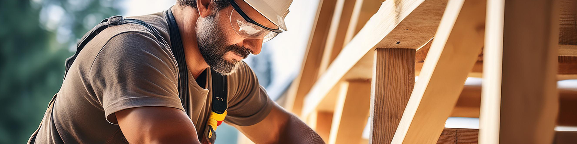 Ein erfahrener Zimmerer von SGM bei der Arbeit an einem beeindruckenden Holzbau, der individuelle Lösungen bietet.